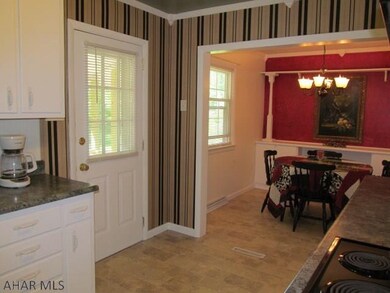 Kitchen in to DR