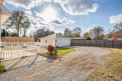 305 S Hackman St, Staunton, IL 62088 - photo 3