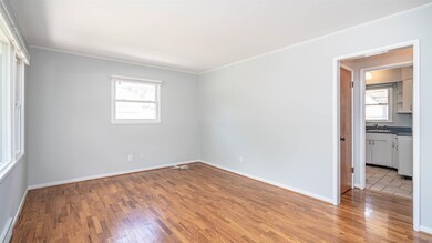 909 Barton Dr, Ann Arbor, MI 48105 - photo 7