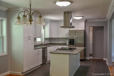 Kitchen Photo 1