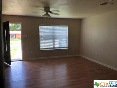 958 E Pine St, Seguin, TX 78155 - photo 3