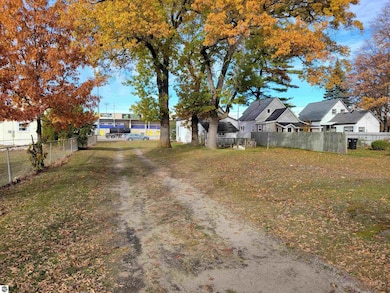 331 W Fourteenth St, Traverse City, MI 49684 - photo 5