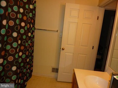1859 Tiger Lily Cir unit 40, Woodbridge, VA 22192 - photo 2