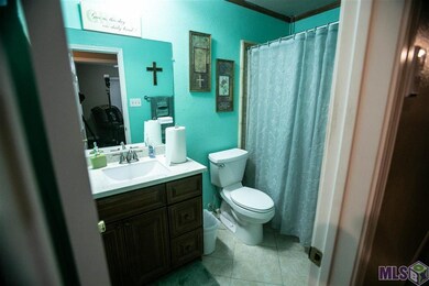The guest bathroom is very well maintained as is t