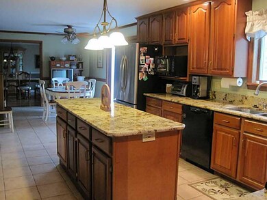 Kitchen. Granite counter tops & island