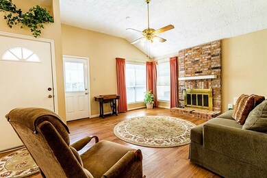 8426 Summertree Dr, Houston, TX 77040 - photo 4