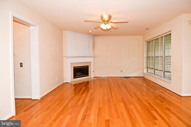9262 Cardinal Forest Ln unit A, Lorton, VA 22079 - photo 4