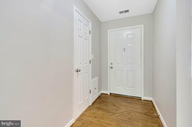 209 Locust St SE unit K, Vienna, VA 22180 - photo 3