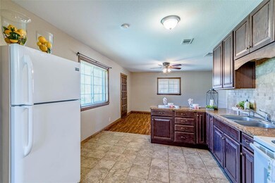 938 W Coffin St, Denison, TX 75020 - photo 5