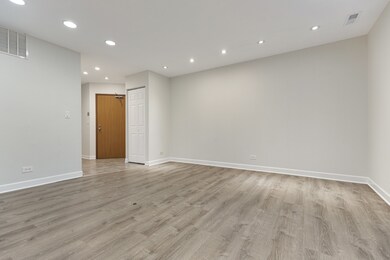 537 E Shag Bark Ln unit F, Streamwood, IL 60107 - photo 2