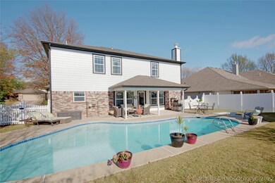 Large pool with equipment new in the last 2-3 year