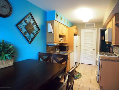 (5) Kitchen and Dinette