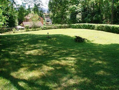Yard/Garden. Great size yard for kids or pets to p