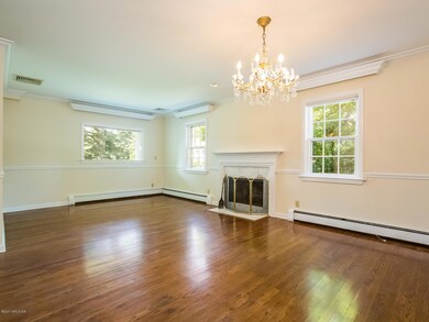 007-Living_Room-4397534-medium4x3