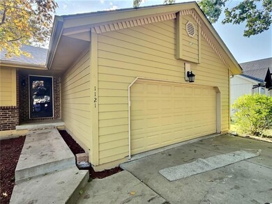 1121 NE Ridgeview Dr, Lees Summit, MO 64086 - photo 2