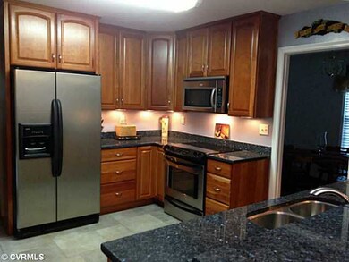 Kitchen - granite countertops, 42' raised panel ca