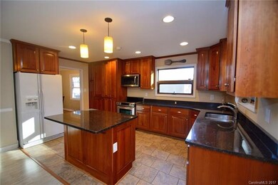 Updated Chef's Kitchen!! Read wood cabinets w/ pul