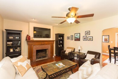 136 E Beaumont LR3