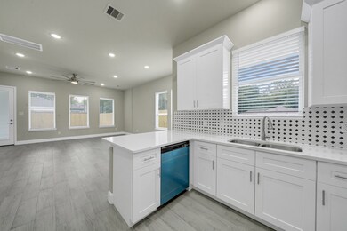 8318 Sunnyhill St, Houston, TX 77088 - photo 5