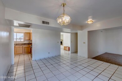 9202 E 38th St__052