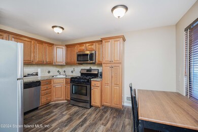 101 Arrowood Ct, Staten Island, NY 10309 - photo 6