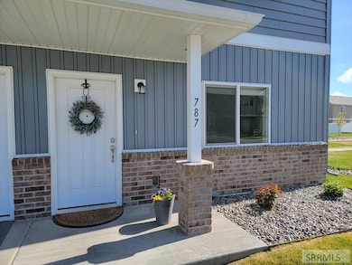 Attractive Curb Appeal! End Unit!