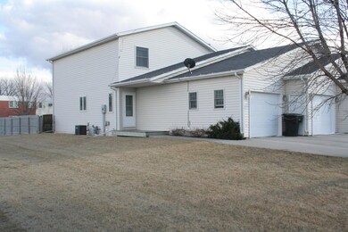 775 Kirkwood Dr, Grand Forks, ND 58201 - photo 2