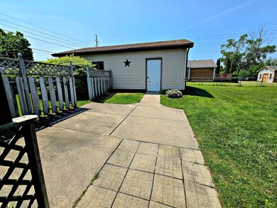 Courtyard to 2 C garage