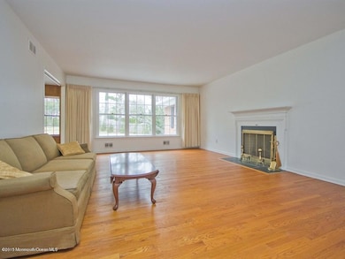 003_LIVING ROOM.jpg