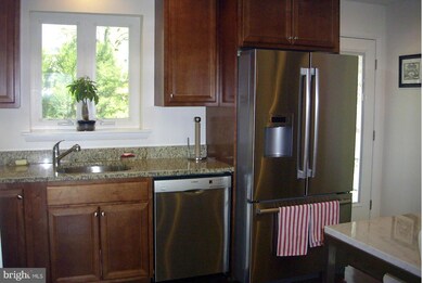 912 Westwood Dr NE, Vienna, VA 22180 - photo 5