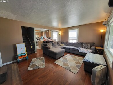 Living Room/Entrance