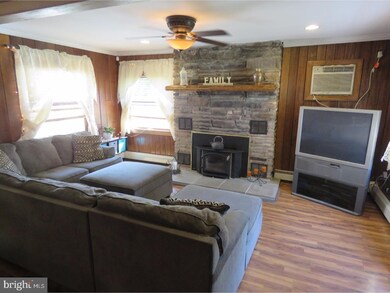 43 Rolling Ln, Levittown, PA 19055 - photo 2