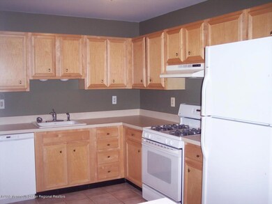 404 Wedgewood Cir, Belford, NJ 07718 - photo 5