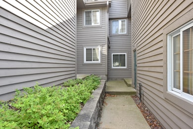 18575 Brookfield Lake Dr unit 61, Brookfield, WI 53045 - photo 3