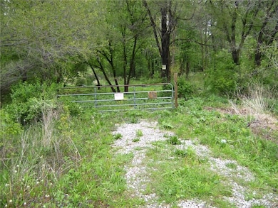 3268 Perry Ct, Grand Blanc, MI 48439 - photo 2