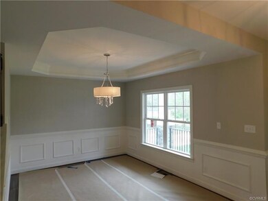 Dining room with tray Ceiling