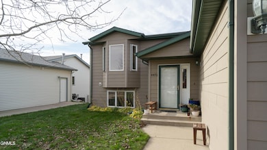 4470 Turnbow Ln, Bismarck, ND 58503 - photo 2