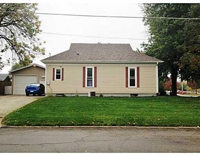 520 E 4th St N, Newton, IA 50208 - photo 2