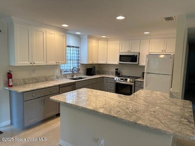 Upgraded Kitchen w Quartz Countertops