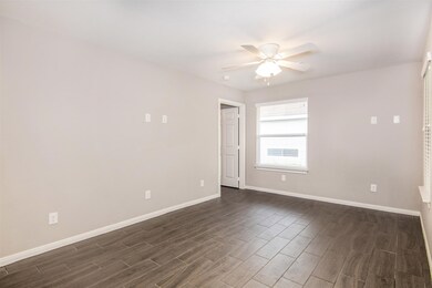 200 Medic Ln unit B, Alvin, TX 77511 - photo 7