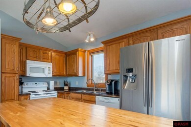 300 Maverick Dr, Mankato, MN 56001 - photo 5