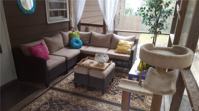 Screened back porch, cute!