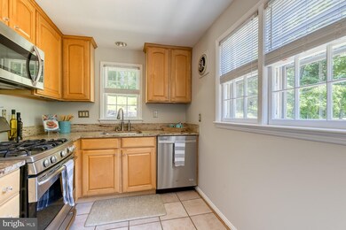 3902 Larchwood Rd, Falls Church, VA 22041 - photo 5