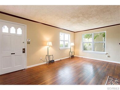 Living Room: 11'x18'