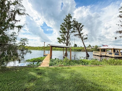 This home sit on the canal that connects Lake Palatkaha to Lake Minneola