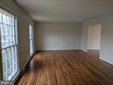 5336 Ellzey Dr, Fairfax, VA 22032 - photo 3