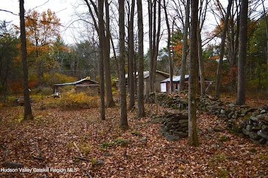 02.5 House stone wall