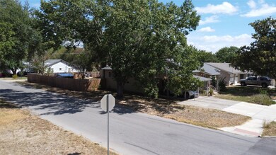 952 E Cedar St, Seguin, TX 78155 - photo 3