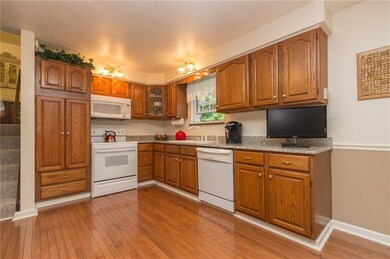 VERY SPACIOUS KITCHEN FOR THE CHEF!