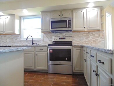 5435 Devonshire Ct, Laurys Station, PA 18059 - photo 6